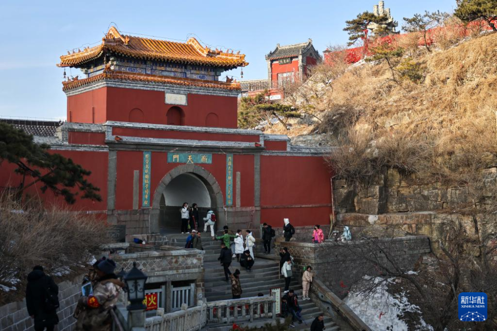 冬季泰山引游人