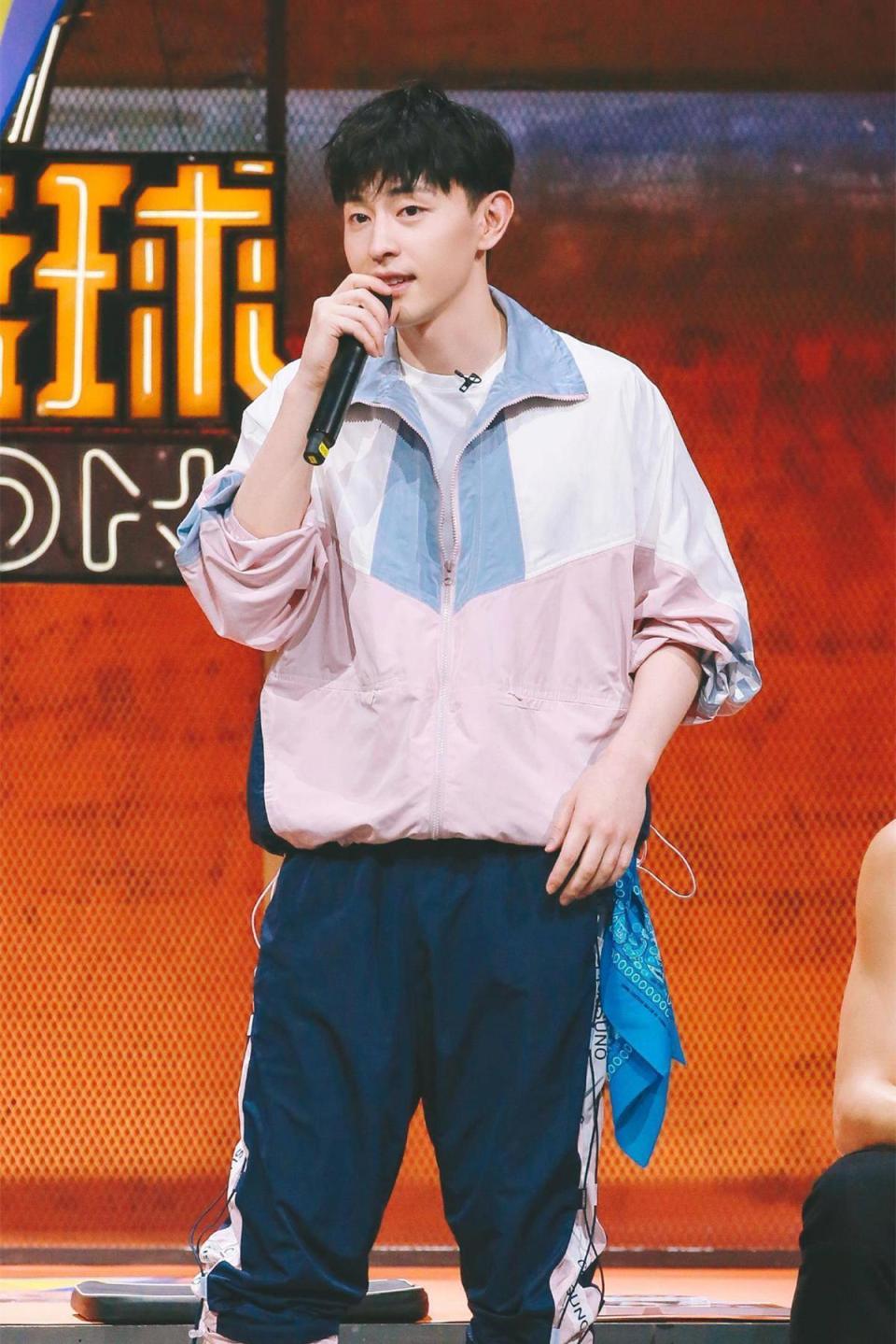 离开娱乐圈两年的邓伦,如今过得有多惨?