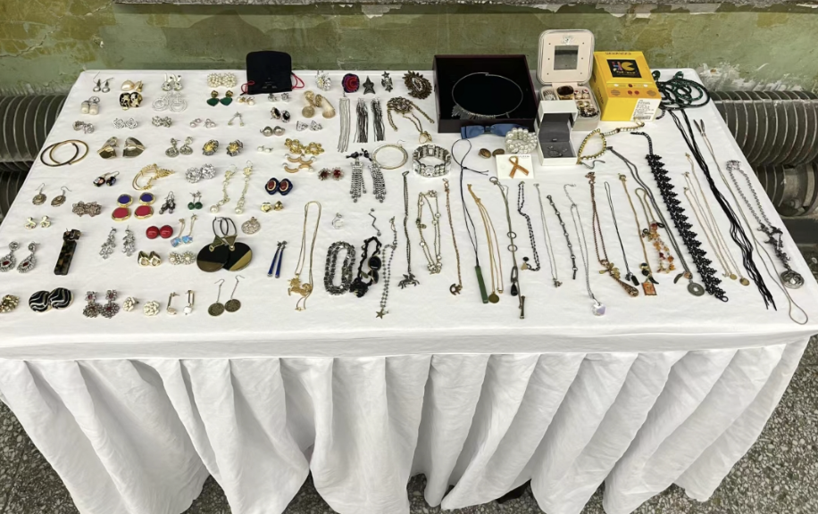 朱珠办二手集市,现场大如商场,各种高奢品低价出售,150元封顶