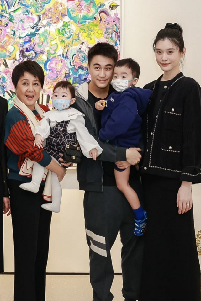 看了奚梦瑶女儿的正脸,才知道四太梁安琪的基因有多强大_腾讯新闻