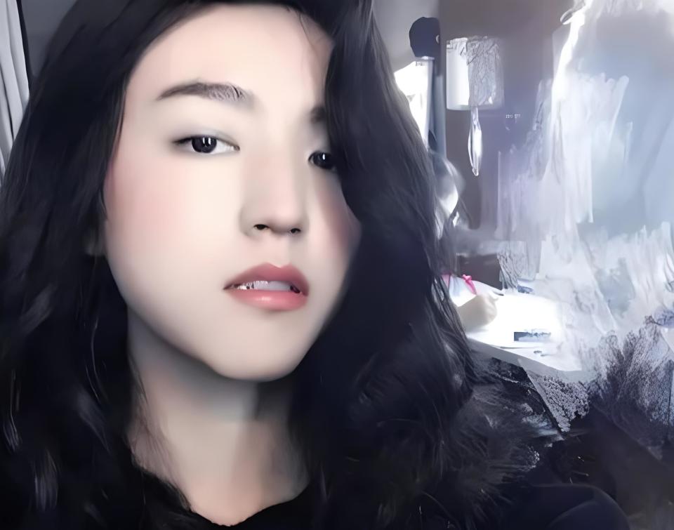 王俊凯一头大波浪卷发,有点小性感.