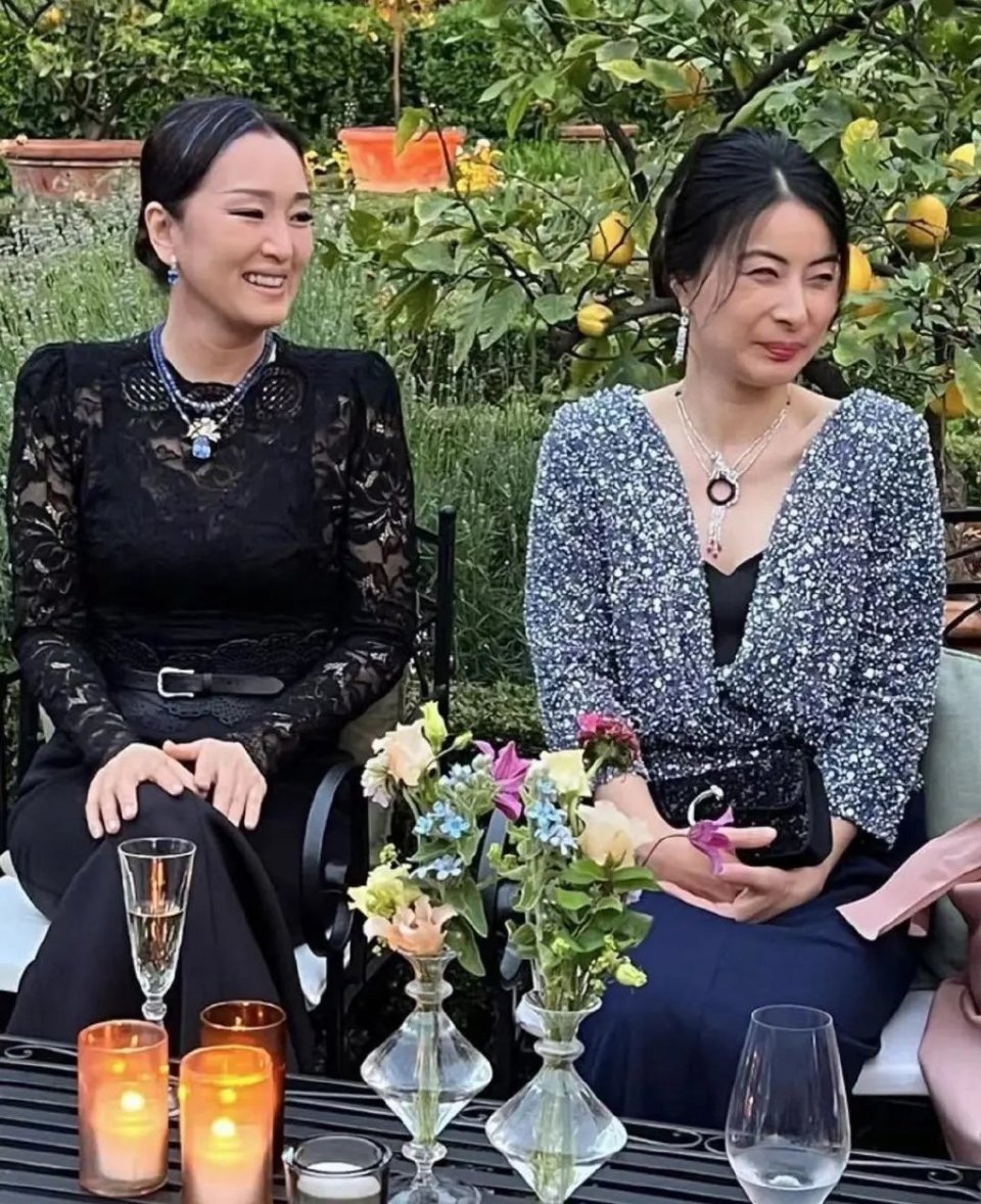 郭晶晶素颜逛童装店,霍启刚弓着背紧跟在旁,背影憨厚很黏老婆_腾讯