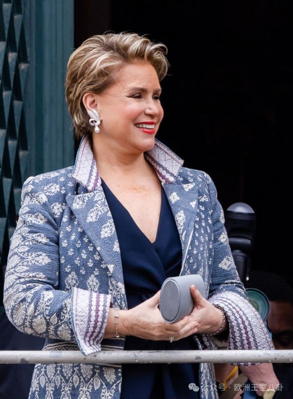 卢森堡到比利时"走亲戚",51岁王后vs68岁大公夫人,谁赢了?