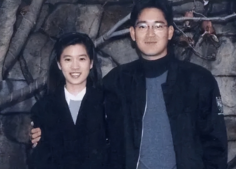 李政宰与亿万富婆林世玲甜蜜过中秋，公开恋情8年越爱越高调_腾讯新闻