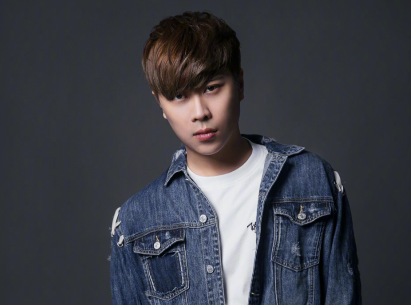 卢本伟再次被偶遇,女服务员晒出合照,身材已经发福成双开门冰箱