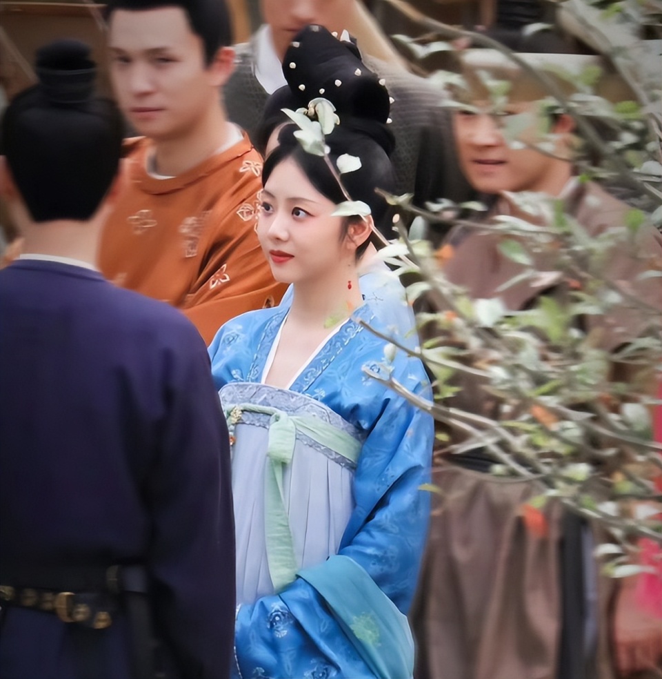 这部剧改编自桩桩的小说《蜀锦人家·浣花卷》,讲述了"蜀红"一出千红