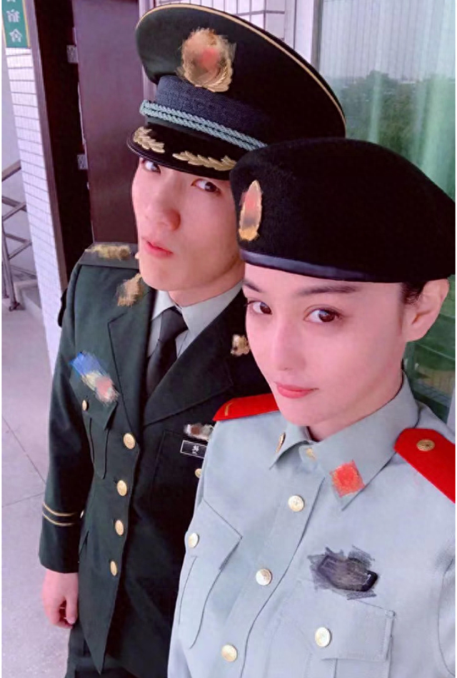 何教官陪张馨予游蓝月谷,拎包蹲地拍照太宠妻,4岁囡囡近况曝光_腾讯