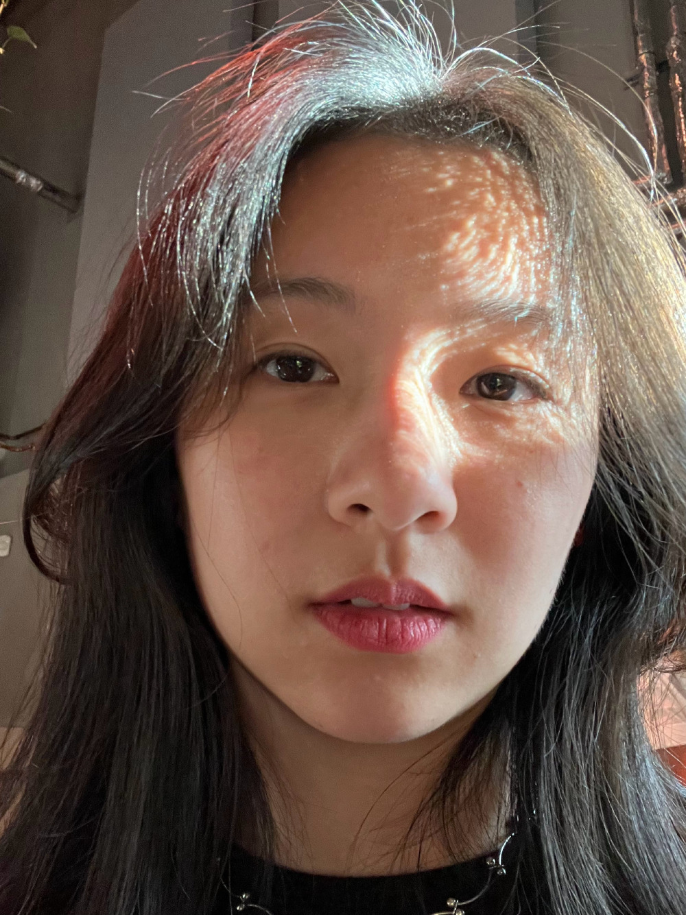 25岁小彩旗晒英国留学毕业照,脸颊圆润显成熟,爸爸弟弟罕出镜