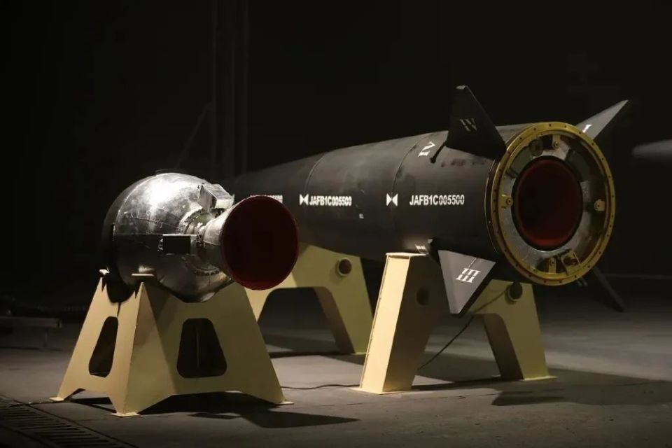 伊朗连续展示高超音速导弹,远程无人机和移动防空系统,技术进步很大