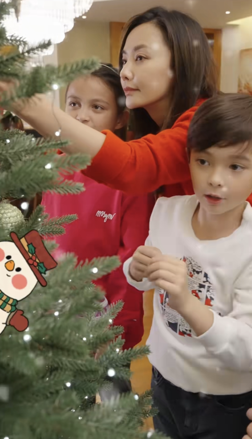 马雅舒晒全家装饰圣诞树,爸爸教育孩子要善良,9岁女儿身高超妈妈肩膀