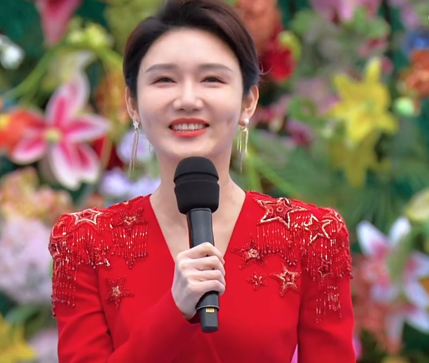 央视五一晚会:曾黎惊艳,张杰发胖,檀健次全程闭眼唱歌_腾讯新闻