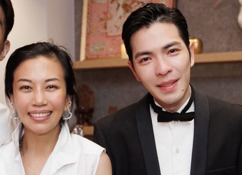 萧敬腾公开全家福50岁未婚妻与公婆同框婆媳长得太像了