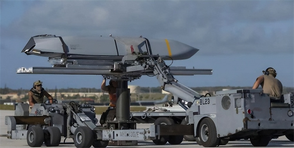 一次性携带2200多枚agm-158c反舰导弹进行进攻的情况