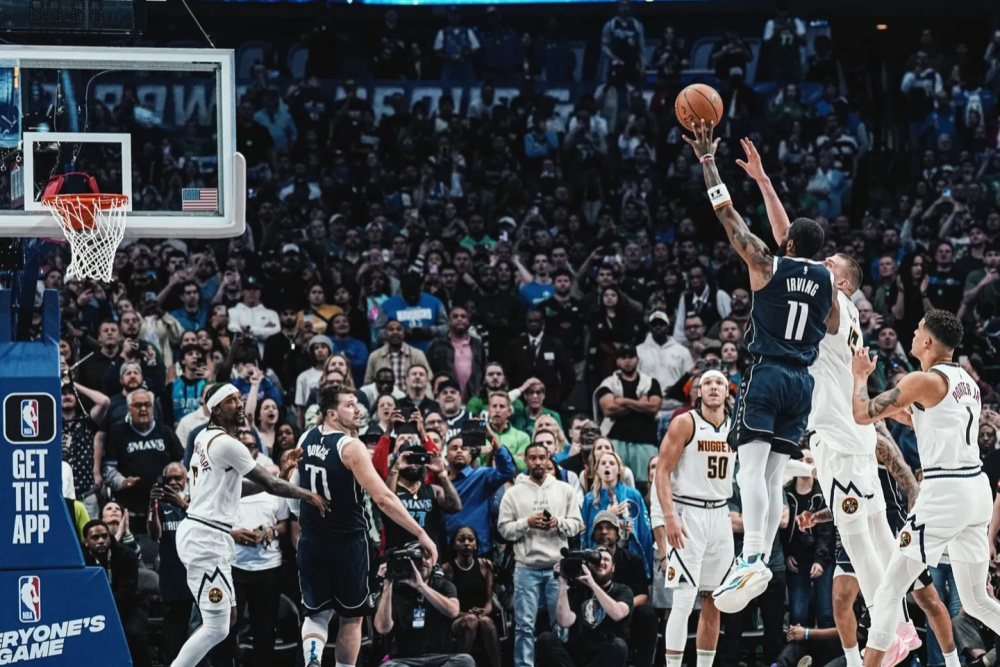 欧文绝杀球踩线出界未被吹,老詹未踩却被吹,nba就是逼老詹让位