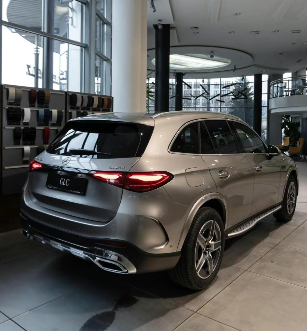 2023款"奔驰glc"普通版进店,银色涂装太漂亮,搭二代轻混系统-腾讯新闻
