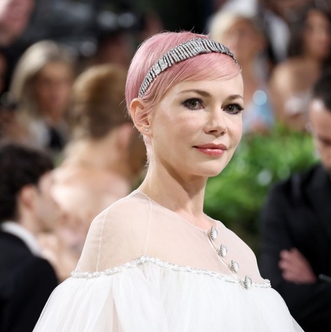 卡戴珊腰围震撼全场,贝佐斯未婚妻,这回穿对了?