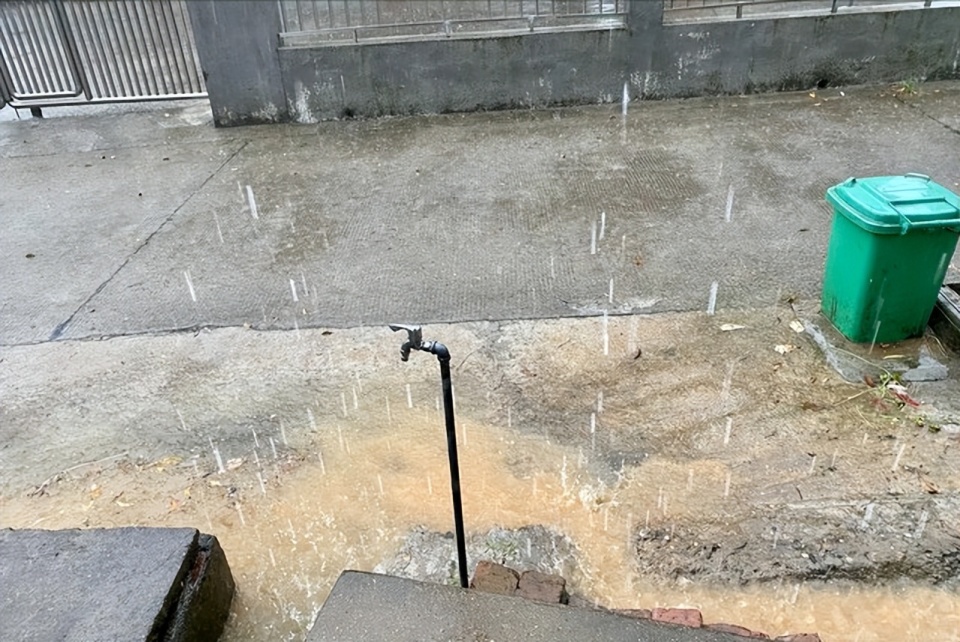 为什么有的地方下雨比较多？