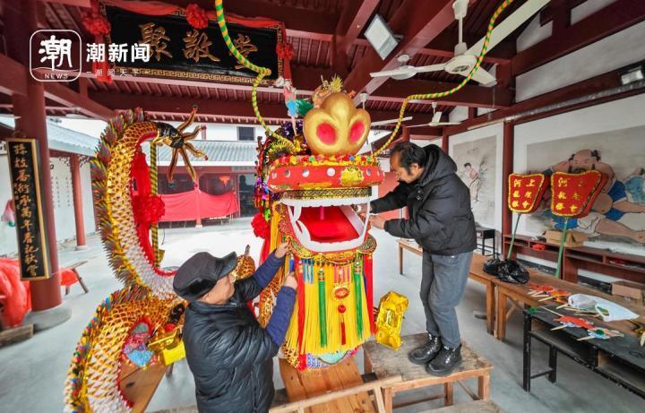 老手艺扎板龙迎新春新一年的河上板龙出世