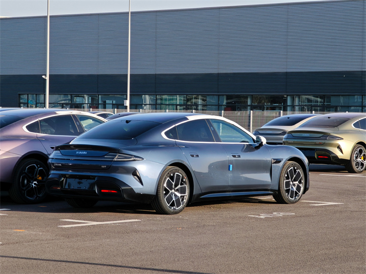 小米su7静态品鉴会开启新色曝光并追加第二批交付中心