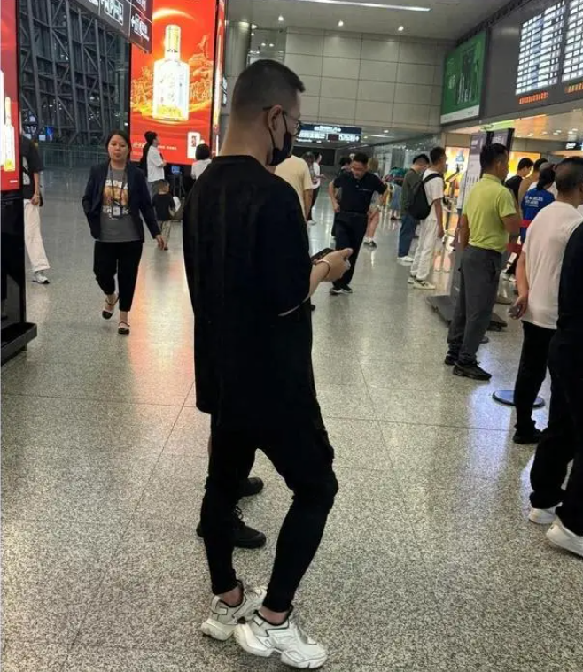 汪峰机场接人大秀父爱,女儿乖巧,儿子调皮