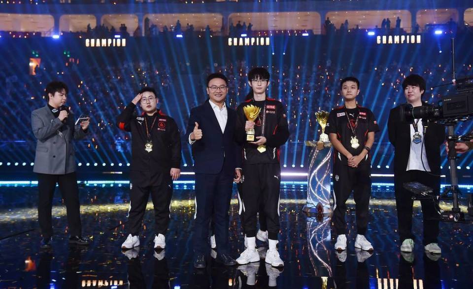 凤凰山下捧金凤成都ag超玩会夺得2023年王者荣耀世界冠军杯总冠军