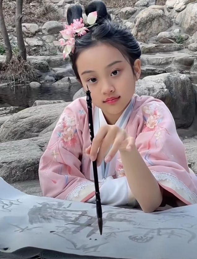 李小璐10岁女儿晒近况甜馨剪短发跳舞可爱俏丽风格超像妈妈