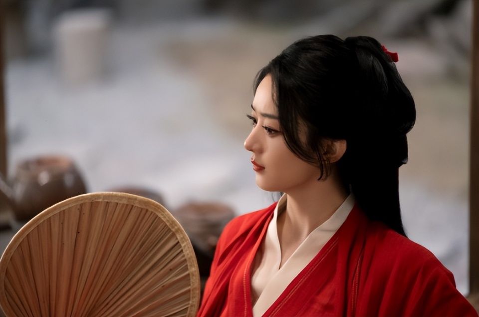 赵丽颖的妆也很到位,素雅却又艳丽,和古代紫色纱衣的造型很搭.