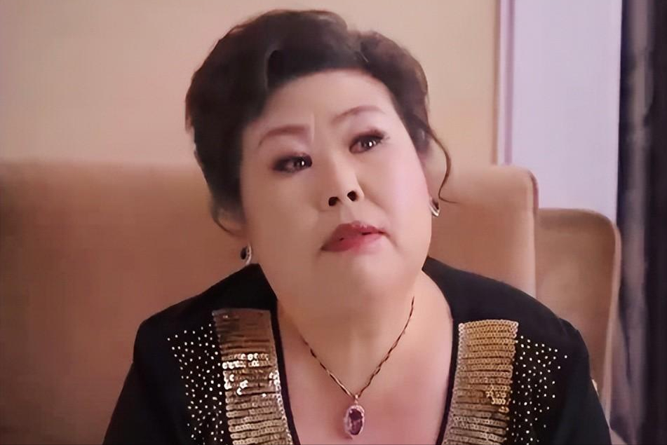 "富婆专业户"董立范:当过瓦工,被初恋骗钱,60岁无人敢娶_腾讯新闻