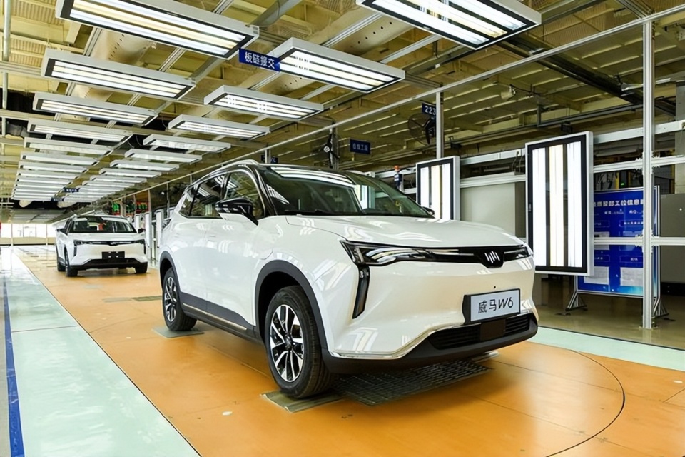 创始人润了,多名高管被抓,这家"造车新势力"留下200多亿债务_腾讯新闻