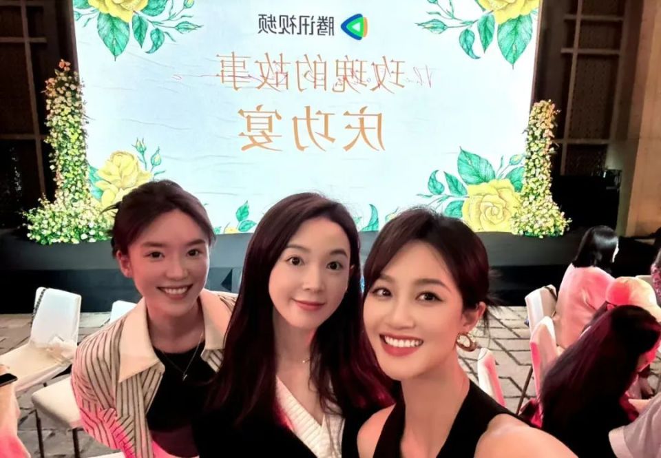 玫瑰的故事慶功宴，藍(lán)盈瑩曬與劉亦菲合影，兩美女深V裙美出天際