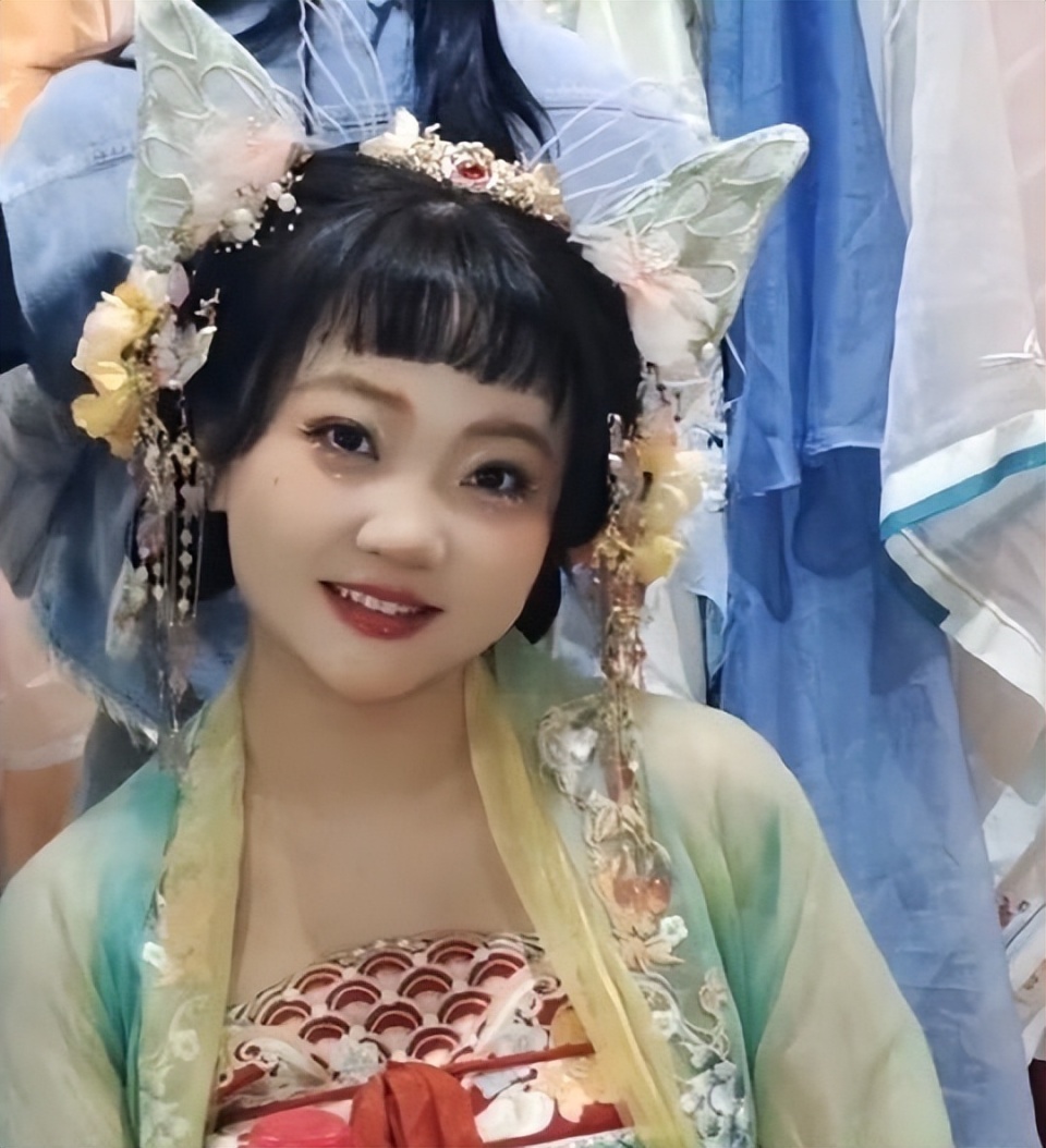 24岁林妙可参加婚礼,被指打扮土气,无滤镜照身材太胖吓坏网友