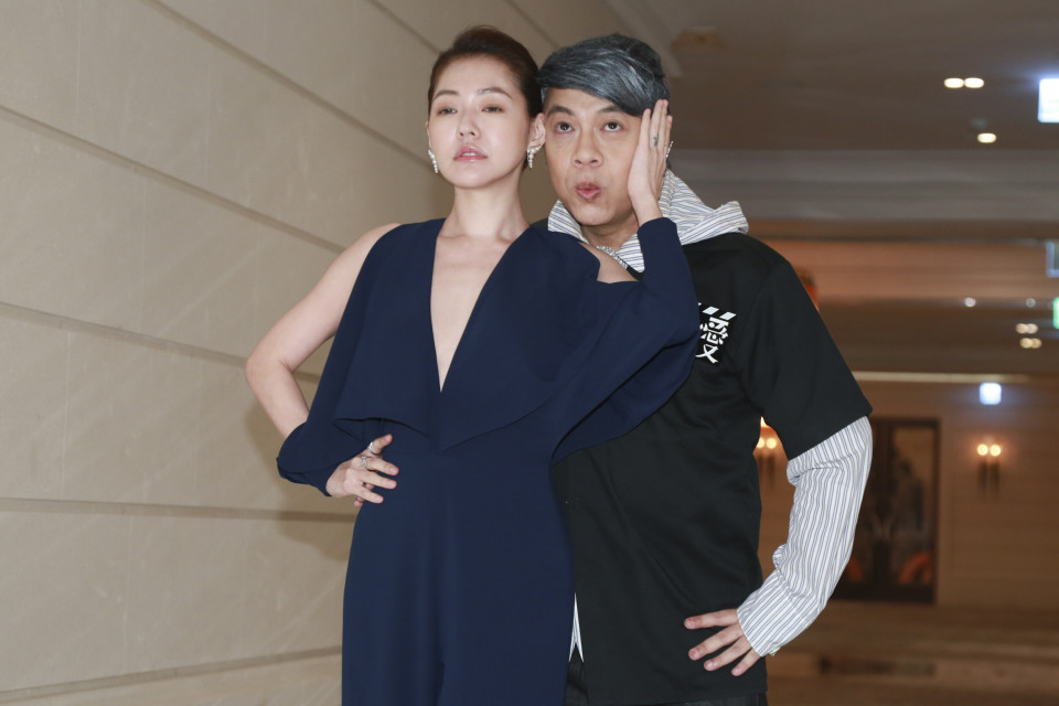 汪小菲官宣婚讯,小s却曝被老公怀疑出轨老外,还揭大s家丑