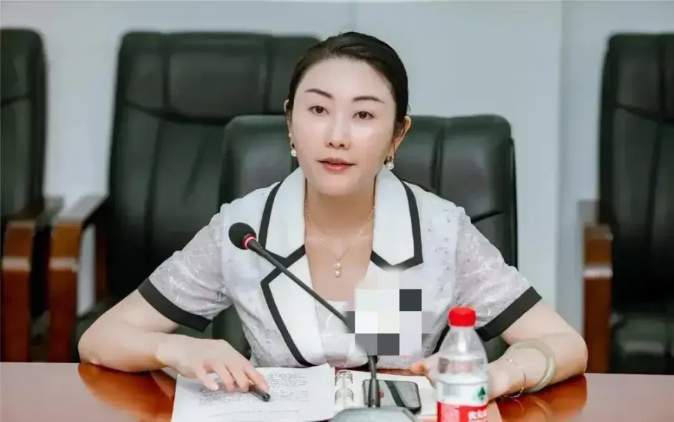 结舌"的聊天记录被曝光今天小编带大家来深扒45岁的李绍萍商务局局长
