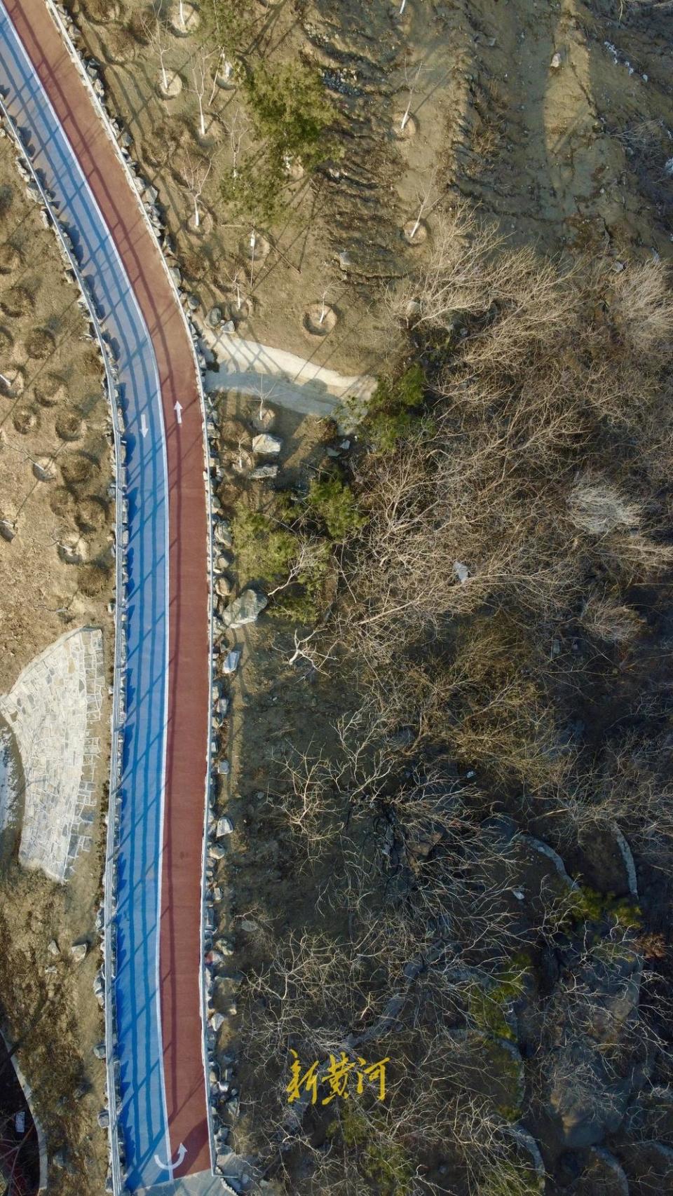 济南这处山体公园打造彩色步道高空俯瞰如彩带飘动ai播泉城