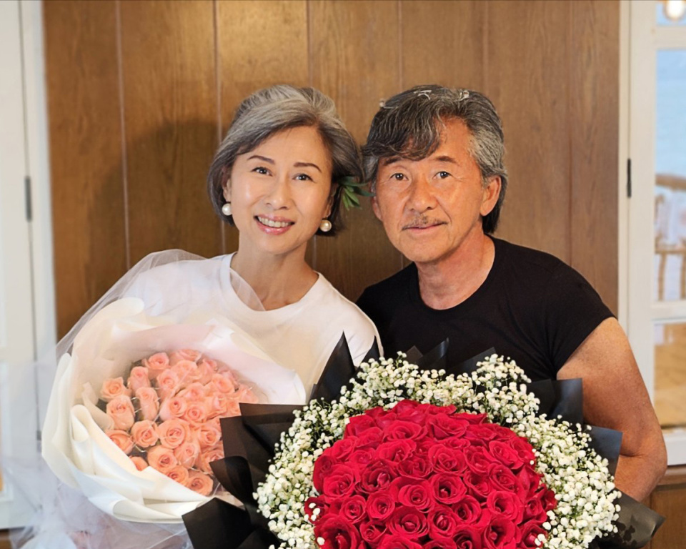 62岁叶倩文与林子祥合体庆生,满头白发状态佳,晚年生活超简朴_腾讯