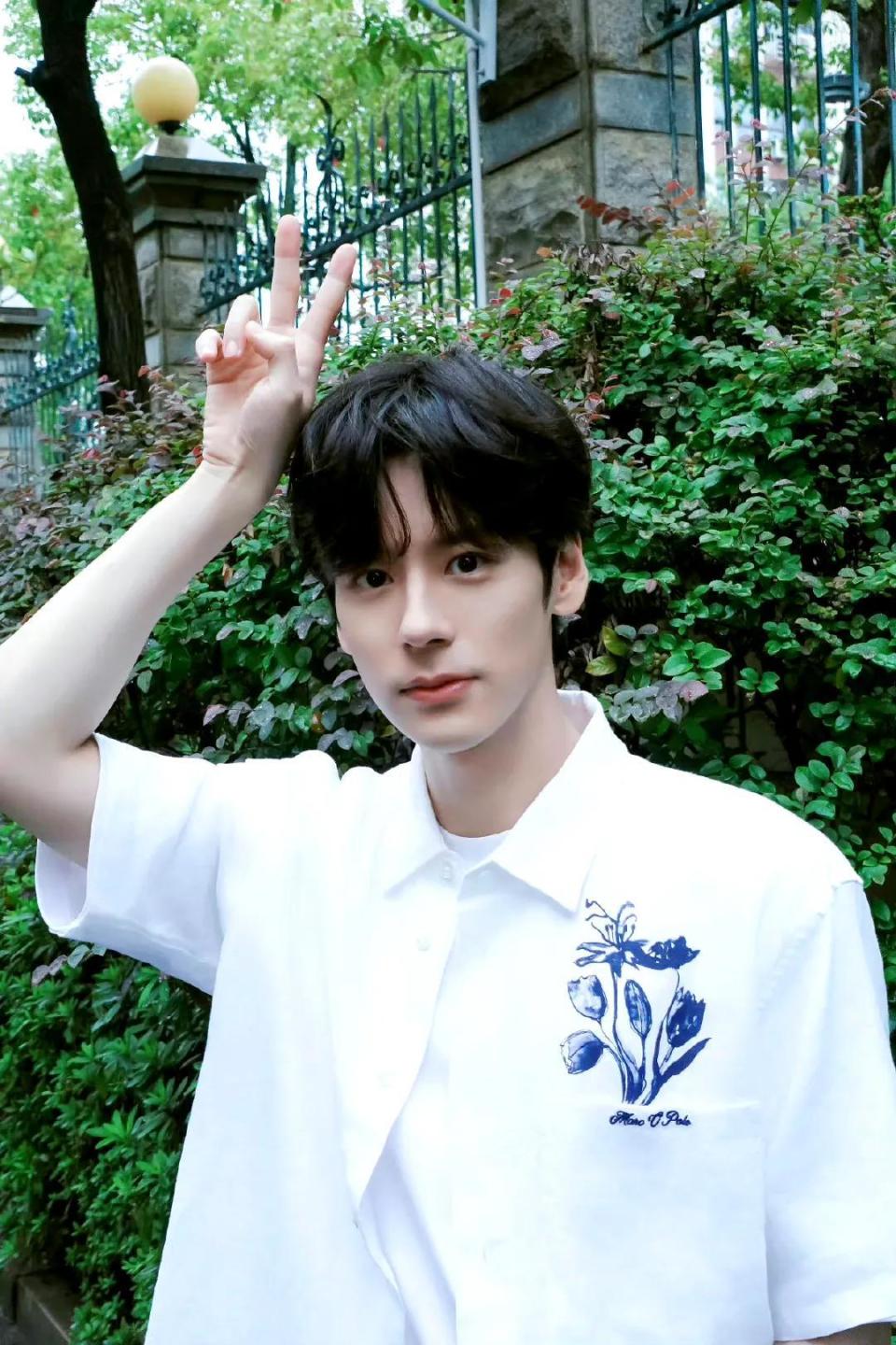 魏哲鸣《以爱为营》男二出圈 新剧《私藏浪漫》搭档张佳宁先婚后爱