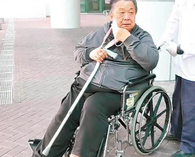 76岁"老顽童"秦煌独居无依,在酒店房间两度跌倒,向邻居求救_腾讯新闻