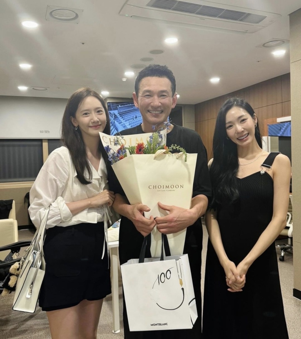 林允儿tiffany赠送花束,手捧鲜花的黄政民,露出灿烂笑容