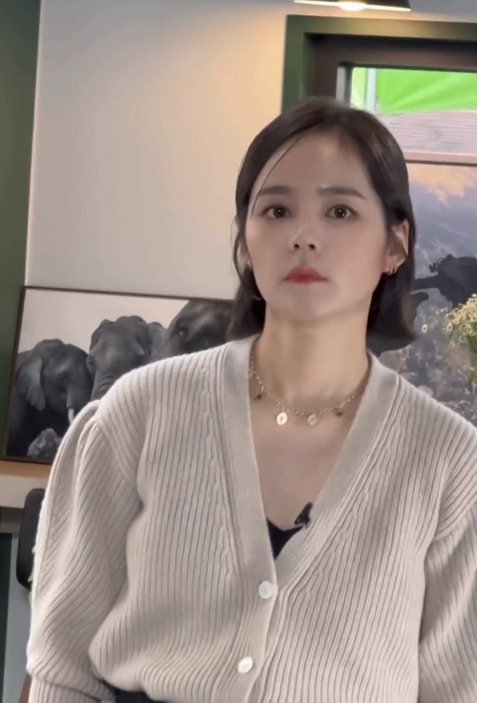 韩佳人短发搭配半髻,散发优雅魅力