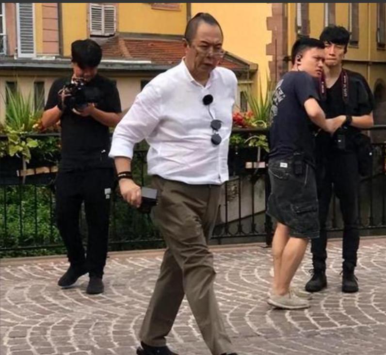 66岁张铁林凄凉坐轮椅,活成一个"笑话"!_腾讯新闻