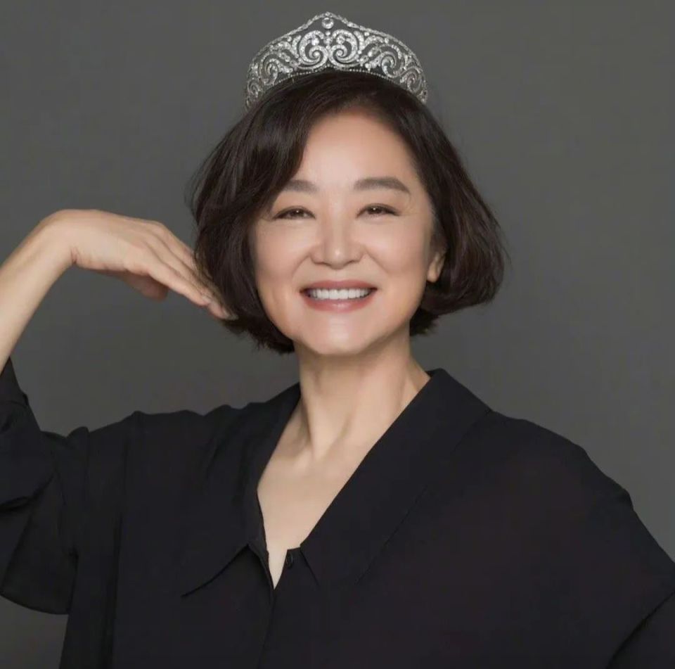 68岁林青霞近照曝光,时隔8年再登杂志封面,少了锋芒多了知性_腾讯新闻