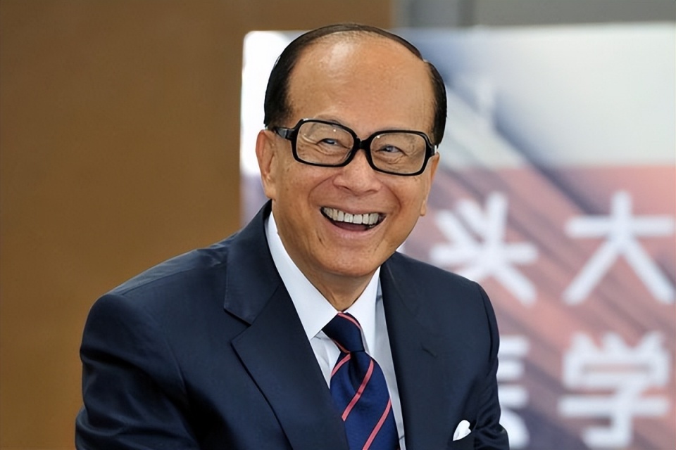 不办年会的李嘉诚