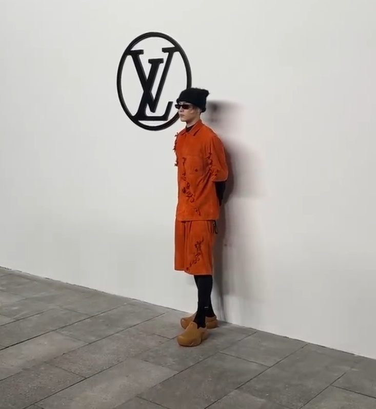 好像保暖内衣外面套了一身短衣短裤,下面屎黄色的增高拖鞋,更是把我雷