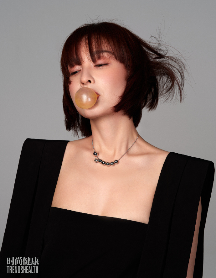 40岁吴昕晒短发大片,穿露背装身姿曼妙,瘦出新高度排骨胸抢镜