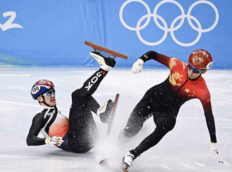 高风险项目 赛场频出意外短道速滑一直是冬奥会赛场最受欢迎的项目之