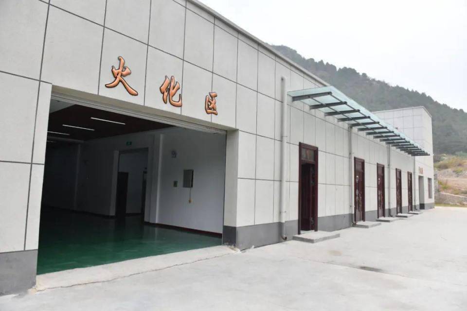 广州必看|离婚冷静期杀妻案将宣判;高速上两女子探出车窗被拍