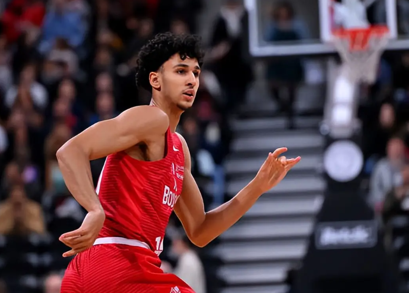 虽然从身型和打法上来看,里萨谢和小贾巴里史密斯类