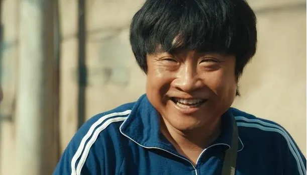 演喜剧成名与经纪人结婚如今39岁一脸褶子却硬要演高中生