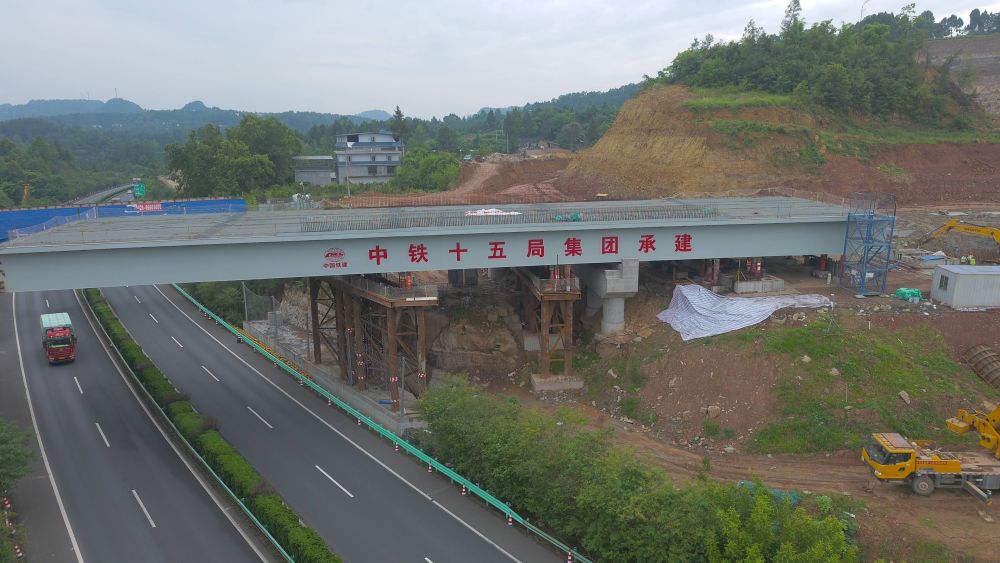 苍巴高速檬子河大桥左幅钢箱梁跨巴南高速顶推顺利完成