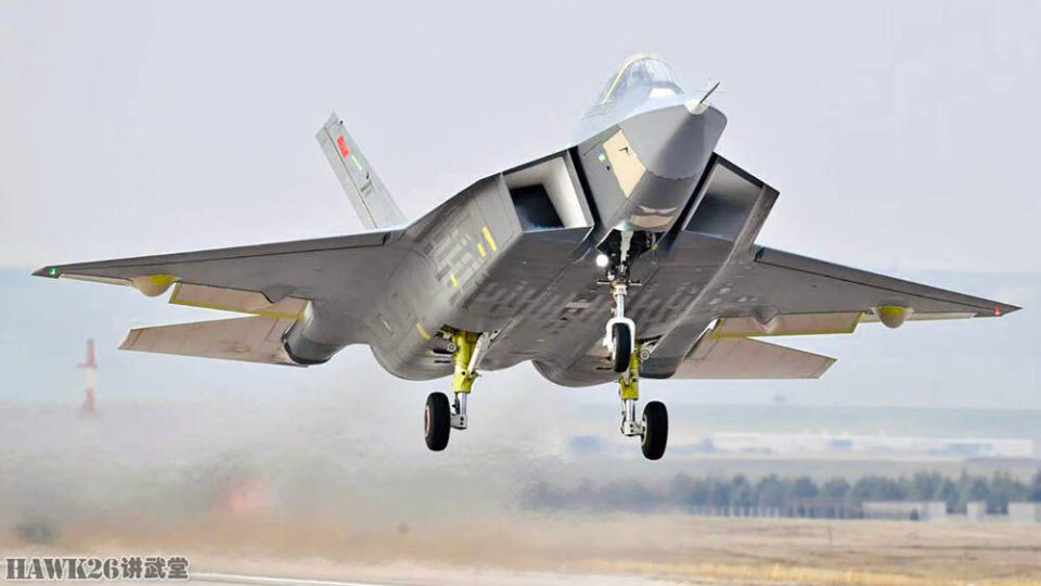 海外谈中国:歼-31陆基型隐形战斗机新照片出现 国内国外都需要